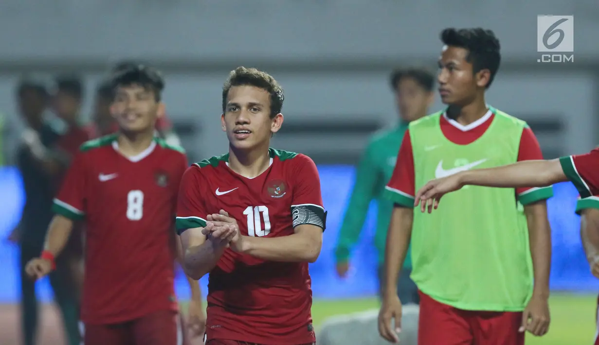 Pemain depan Indonesia U-19, Egy Maulana Vikri (tengah) usai melawan Thailand U-19 di Stadion Wibawa Mukti, Cikarang, Minggu (8/10). Media Inggris, The Guardian menyoroti Egy saat menjadi top scorer Piala AFF U-18. (Liputan6.com/Helmi Fithriansyah)