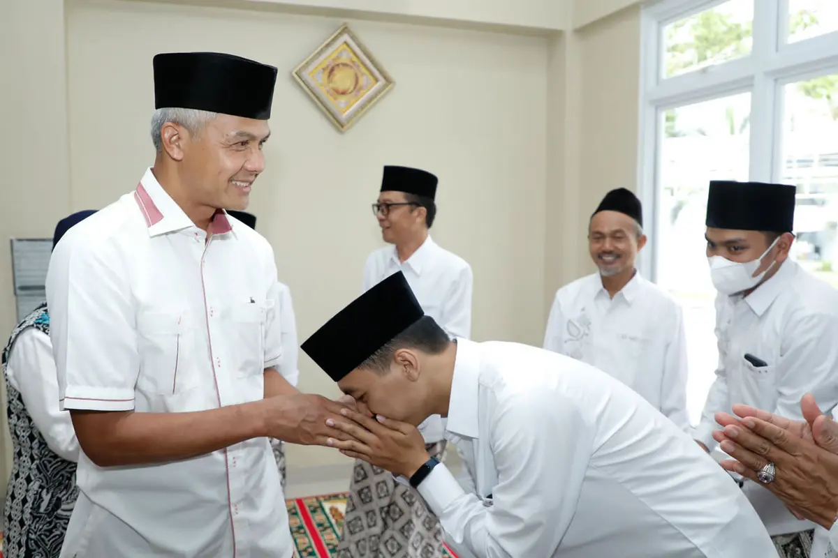 Gubernur Jawa Tengah (Jateng) Ganjar Pranowo mengunjungi Basecamp Kafilah dari Jateng untuk kompetisi Musabaqoh Tilawatil Qur'an (MTQ) Nasional 2022