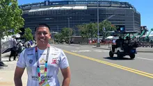 Jurnalis Bola.com, Hery Kurniawan mengenakan jersey Madura United saat melakukan peliputan Piala Dunia 2026 di Amerika Serikat. (Bola.com/Hery Kurniawan)