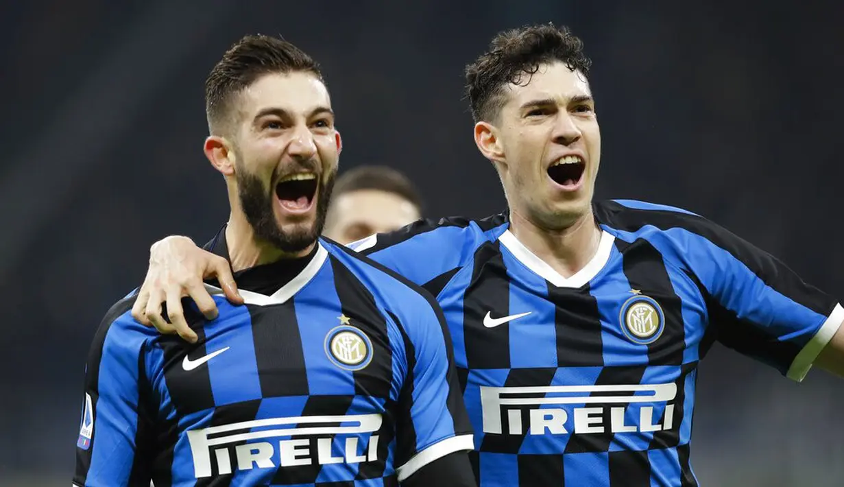 Pemain Inter Milan, Roberto Gagliardini dan Alessandro Bastoni, melakukan selebrasi usai membobol gawang Genoa pada laga Serie A 2019 di Stadion San Siro, Sabtu (21/12). Inter Milan menang 4-0 atas Genoa. (AP/Luca Bruno)