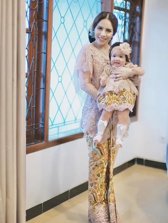 Ibu dan anak satu ini memang cukup sering terlihat menggunakan busana kompak di beberapa acara. Wanita yang kini menetap di Malang, Jawa Timur ini pun cukup aktif membagikan foto bersama sang putri di akun Instagram pribadinya. (Liputan6.com/IG/@therealmomogeisha)