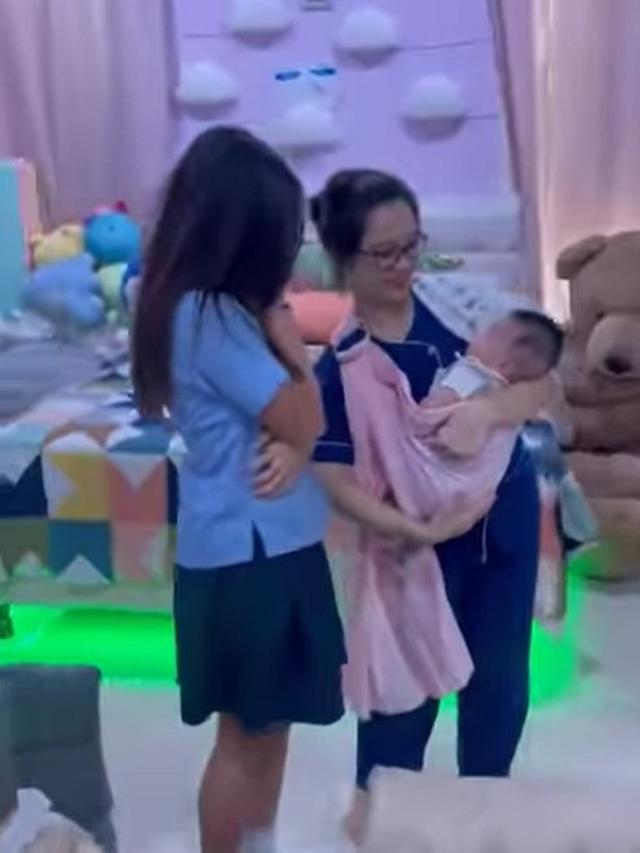 Potret Mikhayla gemas melihat Baby Zica (Sumber: Instagram/ramadhaniabakrie.fansupdate)