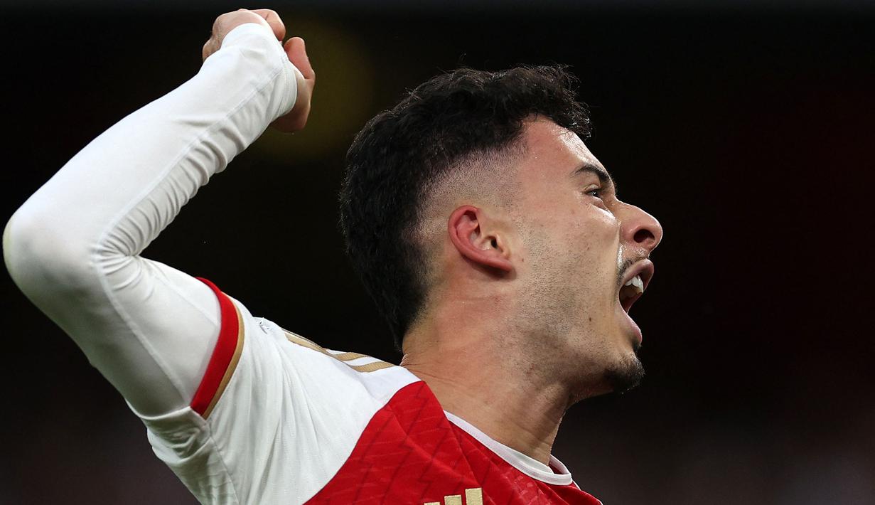 Ekspresi pemain Arsenal, Gabriel Martinelli saat melakukan selebrasi setelah mencetak gol kemenangan timnya atas Manchester City pada laga lanjutan Liga Inggris 2023/2024 yang berlangsung di Emirates Stadium, London, Inggris, Minggu (08/10/2023) malam WIB. Martinelli mencetak gol melalui tembakan keras dari luar kotak penalti yang berbelok setelah mengenai wajah Nathan Ake. (AFP/Adrian Dennis)