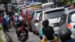 Sejumlah Kendaraan terjebak Macet R. M Harsono Kawasan Ragunan, Jakarta, Jumat (6/5). Warga Jakarta memanfaatkan libur panjang dengan berkunjung ke taman Margasatwa Ragunan. (Liputan6.com/Helmi Afandi)