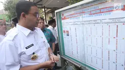 Gubernur DKI Jakarta Anies Baswedan mengecek Daftar Pemilih Tetap (DPT) Pemilu 2019 di Kelurahan Cilandak Barat, Rabu (17/10). Anies turut mengajak warga untuk melakukan pengecekan nama dalam DPT di wilayah masing-masing. (Merdeka.com/Arie Basuki)