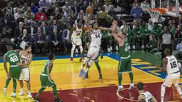 Aksi pemain Milwaukee Bucks, Giannis Antetokounmpo mencoba melakukan dunk saat diadang pemain Boston Celtics, Aron Baynes pada laga NBA di basketball game di Milwaukee, (26/10/2017). Boston menang 96-89. (AP/Tom Lynn)
