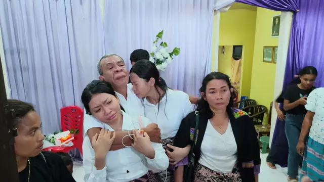 Orang tua dan adik dokter Icha saat melepaskan jenazah untuk dimakamkan.