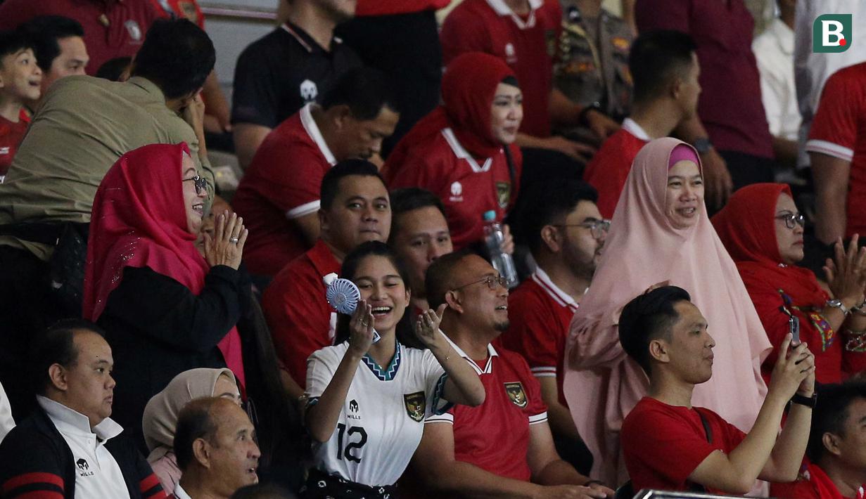 Ekspresi gembira Azizah Salsha (tengah bawah), saat memberikan isyarat cinta kepada suaminya, Pratama Arhan, setelah mencetak gol ke gawang Turkmenistan dalam pertandingan grup K Kualifikasi Piala Asia U-23 2024 yang berlangsung di Stadion Manahan, Solo, Selasa (12/9/2023). (Bola.com/Arief Bagus)