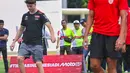 Fabio Di Giannantonio dan Franco Morbidelli sempat unjuk kemampuan menendang bola. (Liputan6.com/Angga Yuniar)