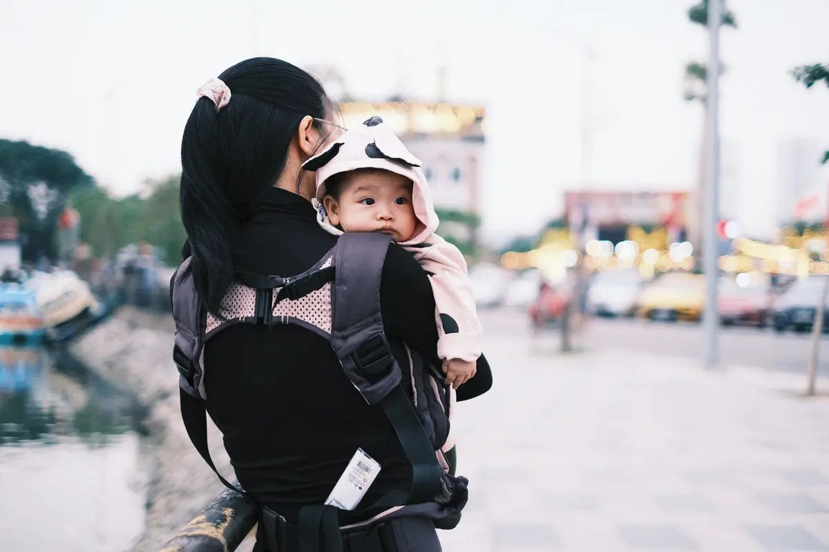 Contoh ilustrasi menggendong bayi dengan metode M-Shape