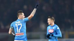 Gelandang Napoli, Marek Hamsik, melakukan selebrasi usai mencetak gol ke gawang Torino pada laga Serie A di Stadion Olimpico Grande Torino, Sabtu (16/12/2017). Napoli menang 3-1 atas Torino. (AP/Alessandro Di Marco)
