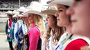 Wanita Rodeo dari berbagai komunitas olahraga berkuda saat mengikuti festival  Calgary Stampede di Calgary , Alberta , Kanada, (9/7). Acara ini telah ada sejak abad ke-19 dan telah menarik banyak pengunjung.( REUTERS / Todd korol)