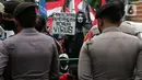 Sejumlah mahasiswa yang tergabung dalam Front Millenial Jabodetabek melakukan aksi unjuk rasa di Jalan Kuningan Persada sekitar Gedung KPK, Jakarta, Kamis (9/12/2021). Aksi mereka untuk memperingati Hakordia 2021 dengan menyuarakan keprihatinan atas lemahnya KPK. (Liputan6.com/Helmi Fithriansyah)