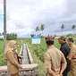 Bupati Ipuk saat meninjau pelaksanaan pembangunan infrastruktur pengairan di Desa Gendoh dan Temuguruh, Kecamatan Sempu