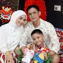 Potret Citra Kirana dan Rezky Adhitya Kompak Temani Athar Tampil di Acara Sekolah
