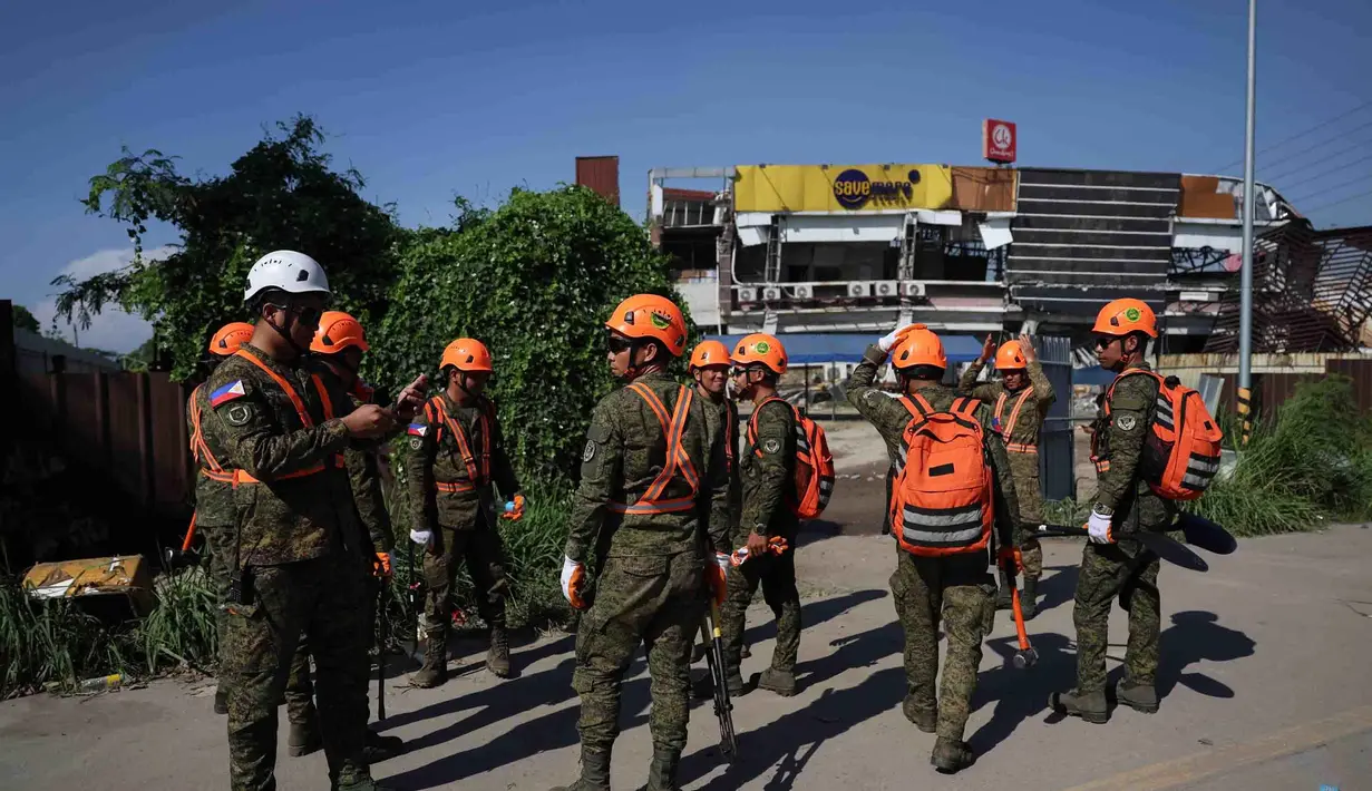 Tim penyelamat bersiap untuk operasi pencarian menyusul gempa bumi di General Santos, Filipina, Selasa, 9 Juni 2026. (AP Photo/Basilio Sepe)