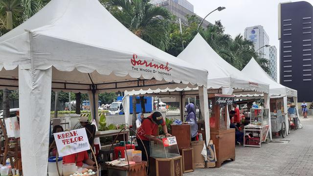 Pengunjung CFD bisa kulineran di depan Gedung Sarinah