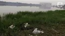 Ceceran sampah plastik terlihat di bibir Waduk Cincin, Jakarta, Sabtu (19/6/2021). Ceceran sampah plastik ini mengganggu kemyamanan warga yang ingin menikmati suasana Waduk Cincin . (Liputan6.com/Helmi Fithriansyah)