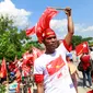 Para pendukung Liga Nasional Demokrasi (LND) saat meramaikan kampanye yang dilakukan Naing Nan Lynn di Yangon, Myanmar, Rabu (4/11/2015). Anggota oposisi Myanmar ini diserang saat melakukan kampanye. (REUTERS/Soe Zeya Tun)