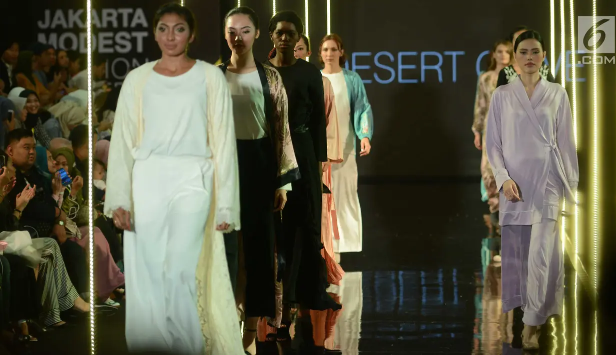Model mengenakan busana Desert Cove asal Uni Emirat Arab pada hari ketiga Jakarta Modest Fashion Week di Gandaria City, Sabtu (28/7). Ajang fashion bergengsi tersebut diselenggarakan dari 26 hingga 29 Juli. (Kapanlagi.com/Bayu Herdianto)