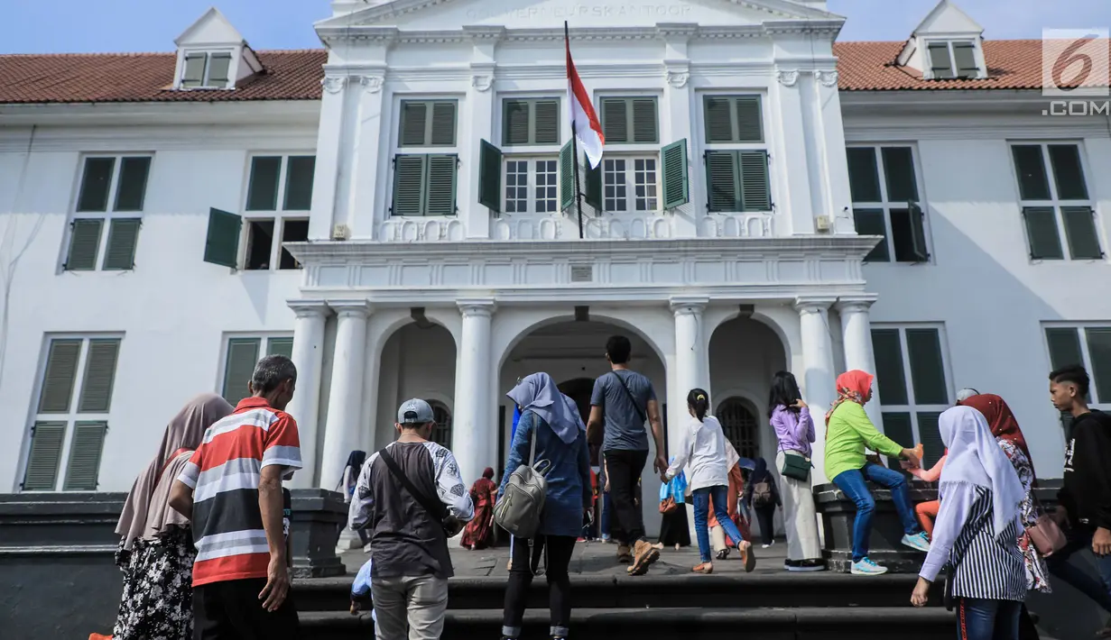 Wisatawan mengunjungi Museum Fatahillah di kawasan Kota Tua, Jakarta, Sabtu (8/6/2019). Selama libur lebaran 2019, sejak 7 Juni kemarin hingga beberapa hari kedepan, jam berkunjung ke berbagai museum di kawasan wisata sejarah Kota Tua diperpanjang hingga pukul 20.00 WIB. (Liputan6.com/Faizal Fanani)