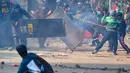 Aksi unjuk rasa massa di depan Mako Korps Brimob Polda Metro Jaya di kawasan Kwitang, Jakarta Pusat, Jumat (29/8/2025) sempat mengalami kericuhan. (merdeka.com/Arie Basuki)