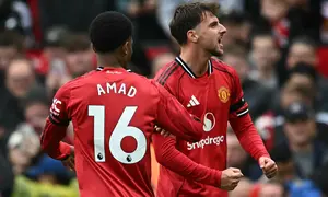 Gelandang Manchester United, Mason Mount (kanan) dan Amad, merayakan gol pembuka dalam pertandingan Premier League melawan Sunderland di Old Trafford, Manchester, Sabtu (4/10/2025) malam. (Paul ELLIS / AFP)