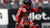 Francesco Bagnaia merayakan kemenangan dalam balapan MotoGP San Marino di sirkit Misano, Minggu, 4 September 2022. Pembalap Ducati Lenovo itu berpeluang melanjutkan dominasinya pada MotoGP Aragon, 18 September. (Filippo MONTEFORTE / AFP)