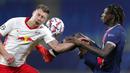 Penyerang Paris Saint Germain, Moise Kean, berebut bola dengan pemain RB Leipzig, Willi Orban, pada laga Liga Champions di RB Arena, Kamis (5/11/2020). RB Leipzig menang dengan skor 2-1. (AP/Michael Sohn)