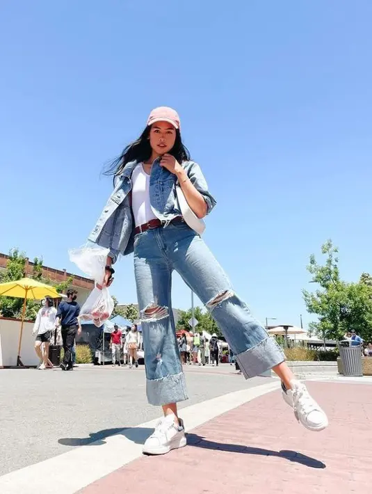 Jaket dan celana denim, memang sudah menjadi style yang nggak bakal tergerus zaman. Sampai saat ini style tersebut masih eksis, seperti yang dikenakan Maudy ini. (Instagram: Maudyayunda)