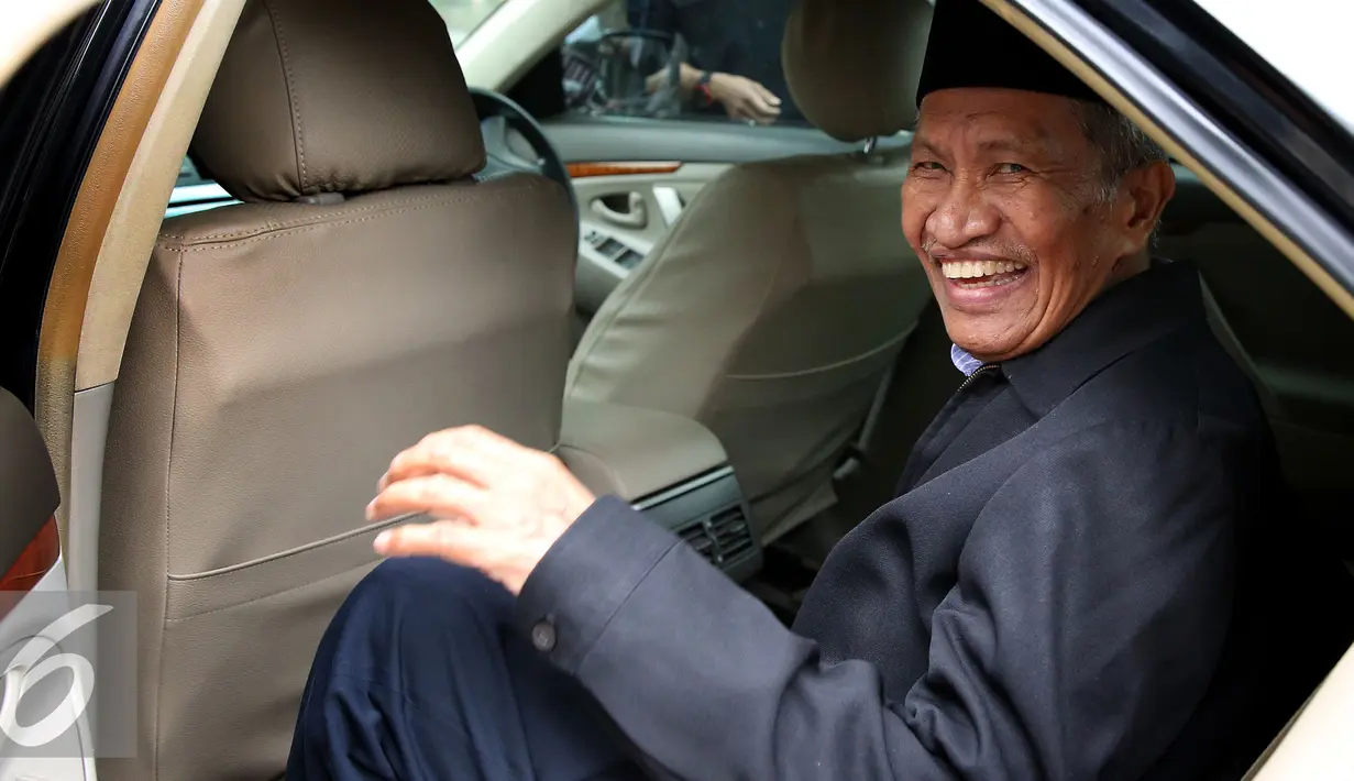 Mantan Hakim MK Muhammad Alim memasuki mobil yang menjemputnya usai diperiksa KPK, Jakarta, Rabu (2/11). Muhammad Alim diperiksa sebagai saksi dengan tersangka Bupati Buton Samsu Umar Abdul Samiun. (Liputan6.com/Johan Tallo)