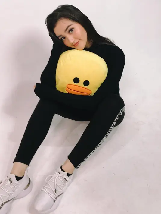 Tak hanya bisa berakting memesona, Ranty juga sering tampil casual dengan setelah sporty seperti ini. (Liputan6.com/IG/@rantymaria)