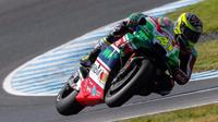 Pebalap Aprilia Gresini, Aleix Espargaro, telah menjalani operasi penyembuhan patah jari tangan kiri di Barcelona, Kamis (26/10/2017). (MotoGP)