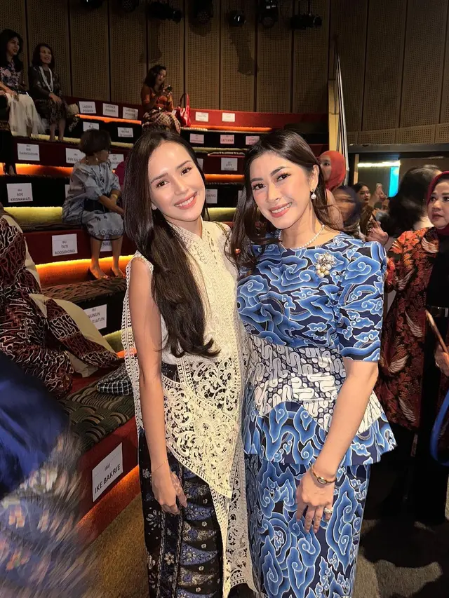 6 Gaya Anggun Beby Tsabina Padukan Batik dan Tas Rp 60 Juta saat Hadiri Acara Tutur Batik Bareng Para Ibu Pejabat