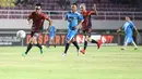 Alam Ganjar nyatanya bermain bola dengan sang ayah, Ganjar Pranowo. Momen yang memperlihatkan Alam mengejar bola dan di belakangnya ada sang ayah berhasil menyita perhatian publik. Anak dan ayah bermain bola bersama menjadi bukti kompaknya mereka. (Liputan6.com/IG/alamganjar)