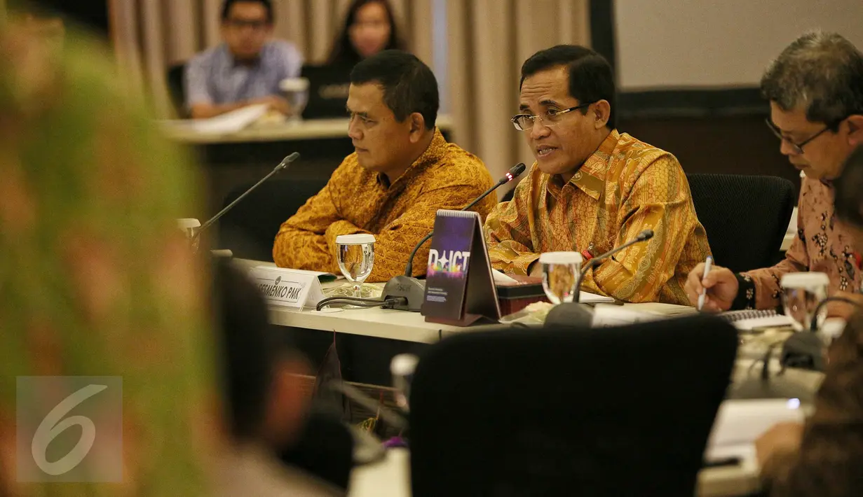 Plt Sesmenko PMK Sugihartatmo (tengah) memberikan paparan saat rakor terkait Gafatar di Gedung Kemenko PMK, Jakarta, Jumat (22/1). Rakor tersebut membahas penanganan pengungsian mantan anggota Gafatar di Kalimantan Barat. (Liputan6.com/Faizal Fanani)