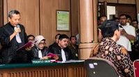 Ketua tim JPU, Ali Mukartono, membacakan eksepsi atas keberatan pembelaan penasehat hukum dan Basuki Tjahaja Purnama (Ahok) dalam sidang lanjutan kasus dugaan penistaan agama di PN Jakarta Utara, Selasa (20/12). (Liputan6.com/Pool/Agung Rajasa)