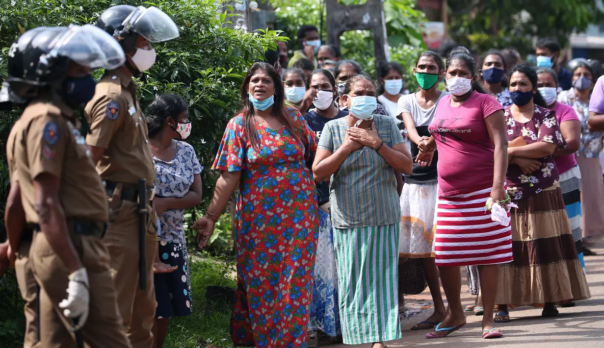 Kerabat para tahanan berkumpul di luar Penjara Mahara di pinggiran Kolombo, Sri Lanka, pada 30 November 2020. Jumlah korban tewas dalam percobaan kabur dari penjara dengan keamanan maksimum di Mahara itu bertambah menjadi delapan orang, sementara 45 lainnya mengalami luka-luka. (Xinhua/Ajith Perera)