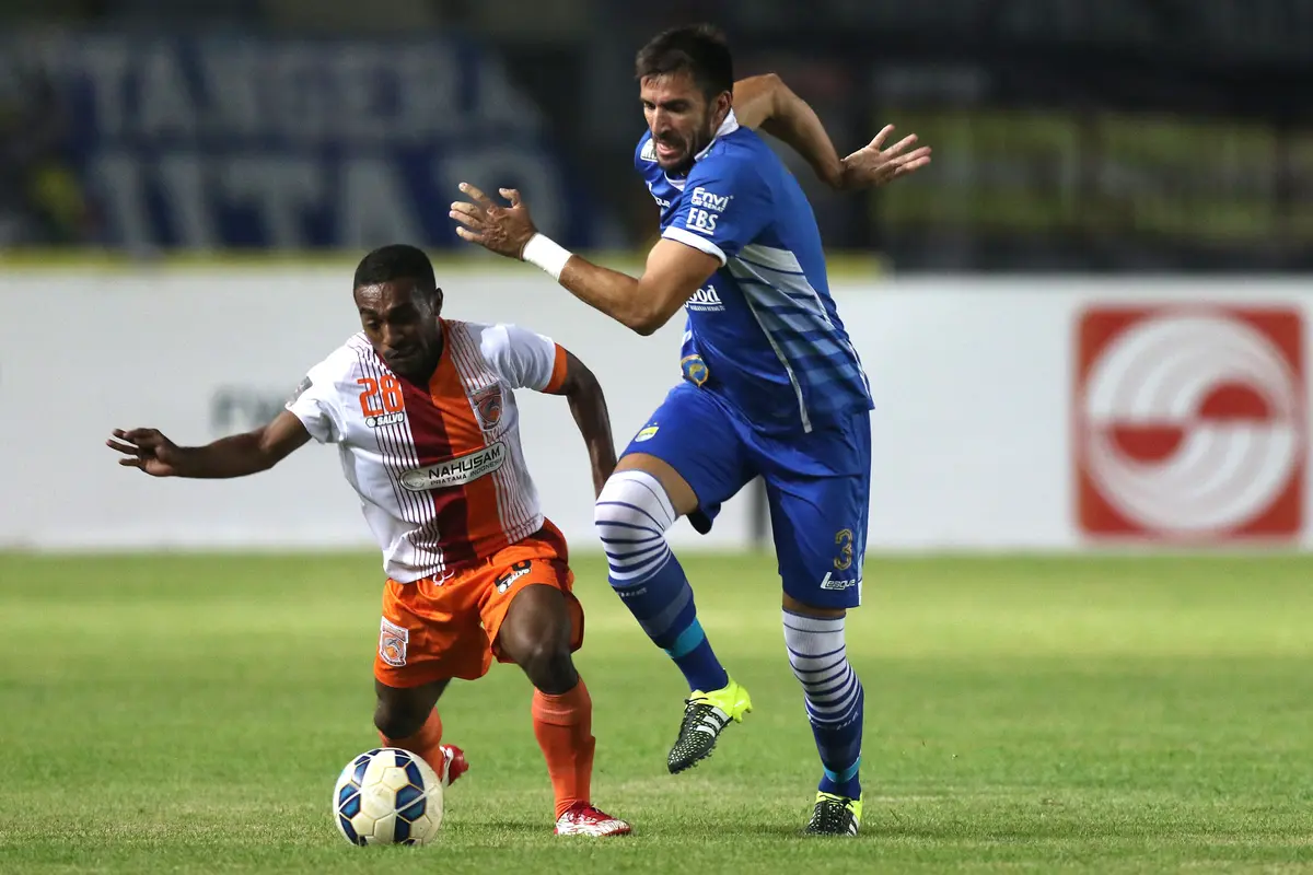Terens Owang Tuhuri dan Vladimir Vujovic_(Bola.com/Arief Bagus)