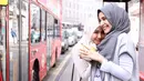Shireen Sungkar dan Laudya Chintya Bella menikmati pagi hari yang cerah di London. (via instagram/@shireensungkar)