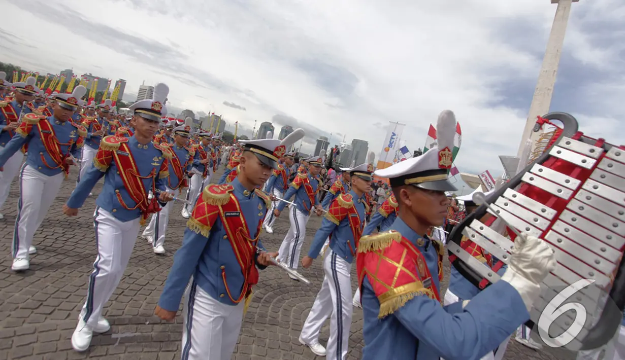 Marching band TNI AD saat beraksi di kawasan Monas memperingati Hari Ulang Tahun (HUT) ke-69 TNI AD Jakarta, Jumat (12/12/2014). (Liputan6.com/Faizal Fanani)