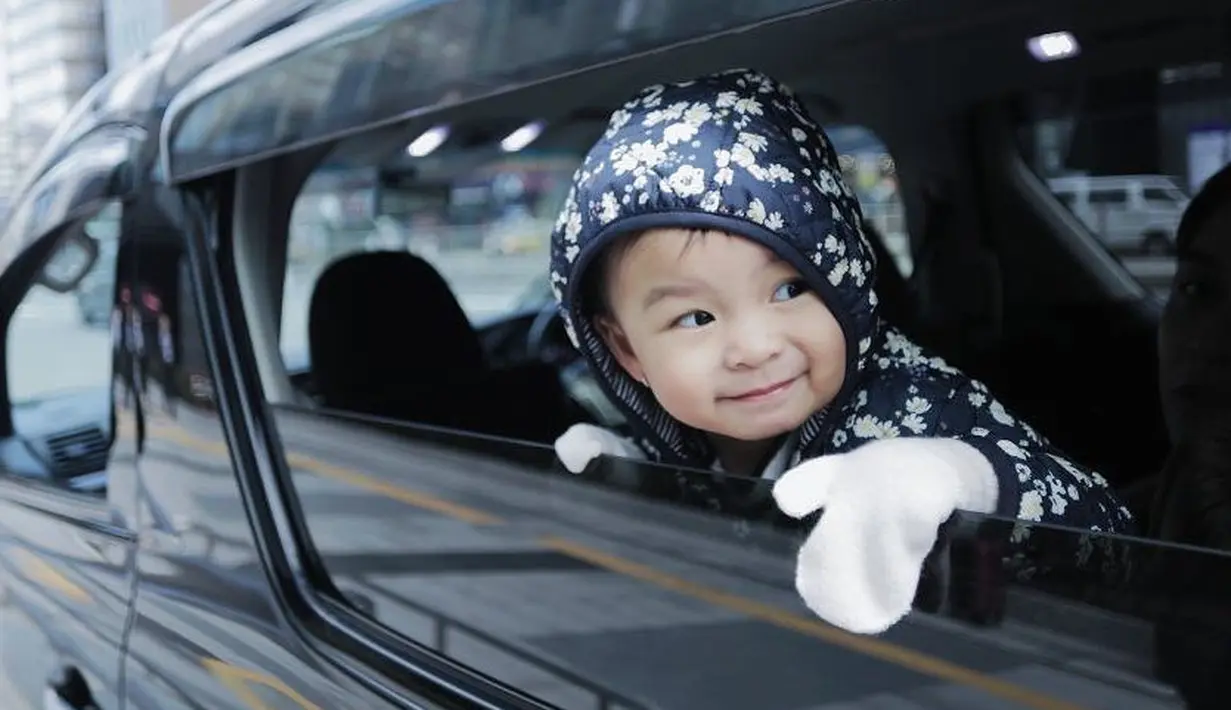 Belum lama ini, Chelsea dan Glenn mengajak sang buah hati untuk liburan kembali. Kali ini mereka memilih Jepang sebagai destinasi tujuan. Dan beginilah tingkah Natusha yang menggemaskan selama liburan. (Instagram/natushaa.oliviaa.alinskie)