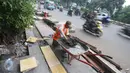 Pekerja menyelesaikan penataan trotoar di kawasan Matraman, Jakarta, Rabu (9/11). Dinas Bina Marga DKI menyatakan penataan 39 titik trotoar telah mencapai 70 persen dan ditargetkan selesai pertengahan Desember 2016. (Liputan6.com/Immanuel Antonius)