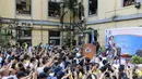 Miss Universe 2015, Pia Alonzo Wurtzbach menyapa pengemarnya selama kunjungannya di balai kota Manila (25/1/2016). Wurtzbach mengatakan dia akan membantu pemerintahannya untuk sadar akan bahayanya HIV. (REUTERS/Romeo Ranoco)