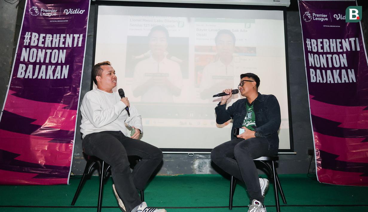 Jurnalis Bola.com, Gerendo Pradigdo (kiri) saat menjadi komentator dalam acara nonton bareng Roaring Night Liga Inggris 2023/2024 antara Manchester United melawan Liverpool di Omma Restaurant, Bekasi, Minggu (7/4/2024) malam WIB yang digelar komunitas penggemar Liverpool, Bigreds regional Bekasi. (Bola.com/Abdul Aziz)