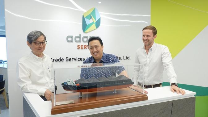 Presdir PT Adaro Energy Tbk Garibaldi Thohir bersama Direktur Coaltrade Services International Pte. Ltd (CTI) Pepen Handianto Danuatmadja dan GM International Marketing & Trade CTI Neil Litte di Singapura (28/4).