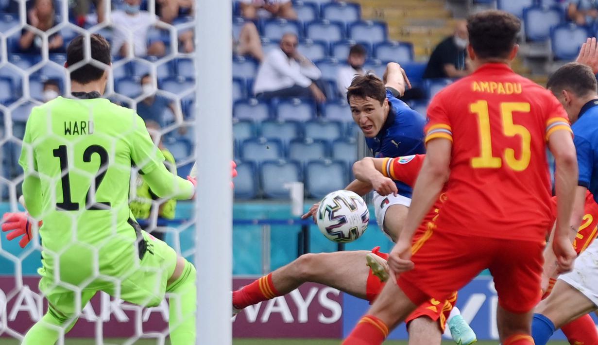 Federico Chiesa sukses mencetak gol pembuka yang penting dalam kemenangan Italia atas Austria. Chiesa pun berpeluang untuk diturunkan menjadi starter saat melawan Belgia untuk memberikan dampak langsung pada permainan Italia.  (Foto: AFP/Pool/Mike Hewitt)