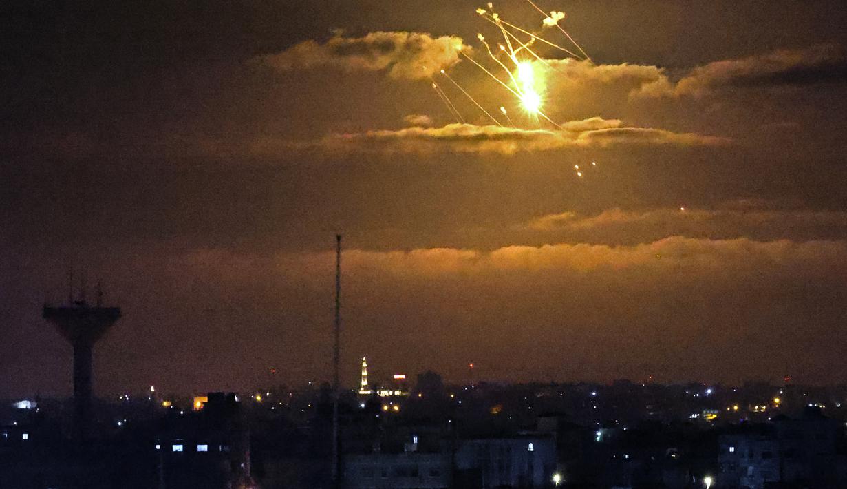 <p>Rudal Iron Dome Israel mencegat rudal masuk dari Jalur Gaza di Palestina (21/4/2022). Militan Palestina menembakkan roket dari Gaza ke Israel, yang ditanggapi dengan serangan udara dalam eskalasi terbesar sejak Perang 11 hari tahun lalu. (AFP/SAID KHATIB)</p>