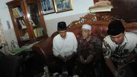 Dalam kunjungan tersebut, Jokowi disambut pimpinan pondok pesantren yaitu KH Maimoen Zubair yang juga Ketua Dewan Majelis Syariah DPP PPP dan langsung mempersilakan Jokowi masuk ‎ke rumahnya, Minggu (5/5/14). (Liputan6.com/Herman Zakharia)