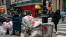 Warga melintas di samping tumpukan sampah di Lower Manhattan, New York City (22/2). Dengan menggunakan data dari Environmental Protection Agency memberi peringkat New York City sebagai kota paling kotor di negara tersebut. (AFP Photo/Drew Angerer)